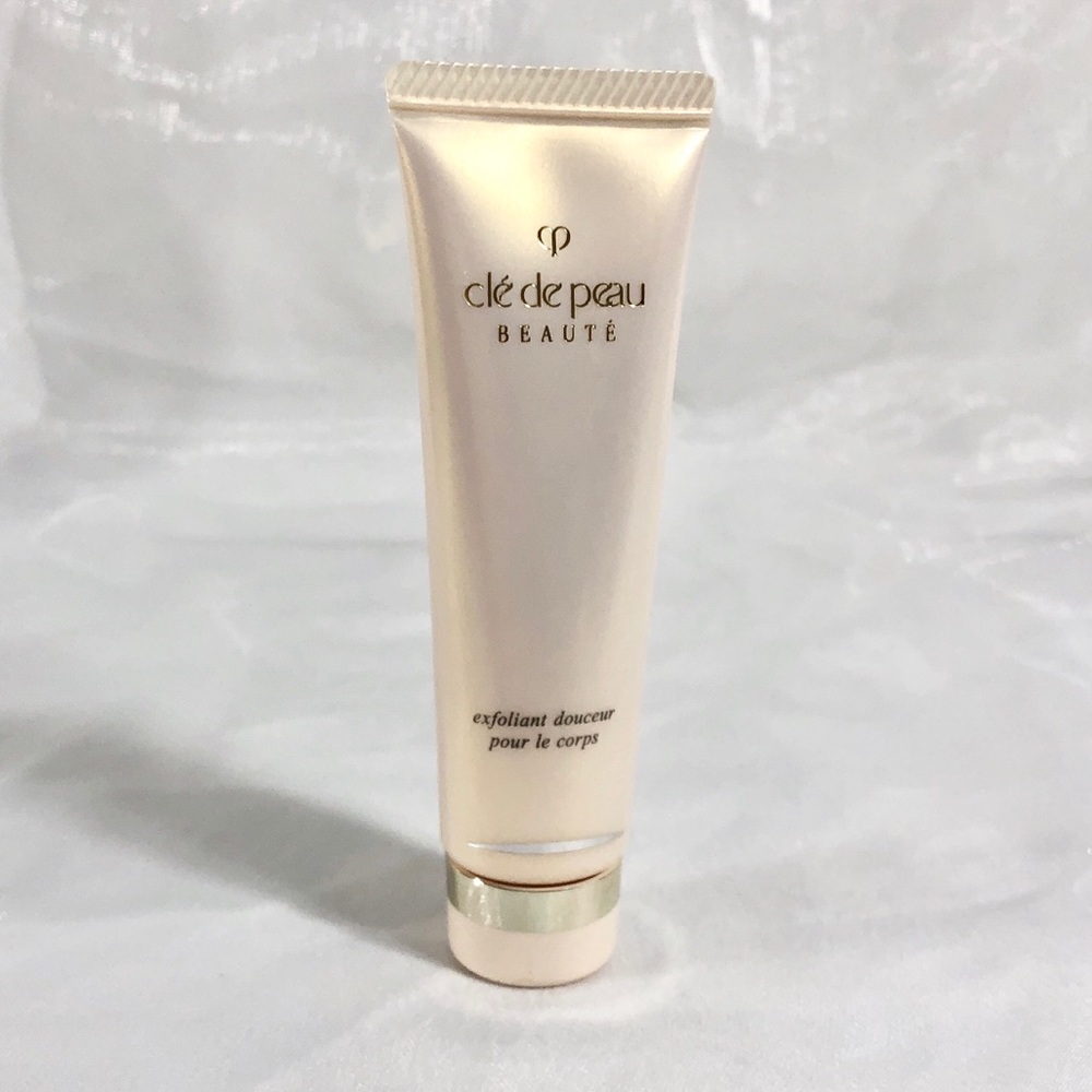 CLÉ DE PEAU BEAUTÉ SMOOTHING BODY EXFOLIATOR